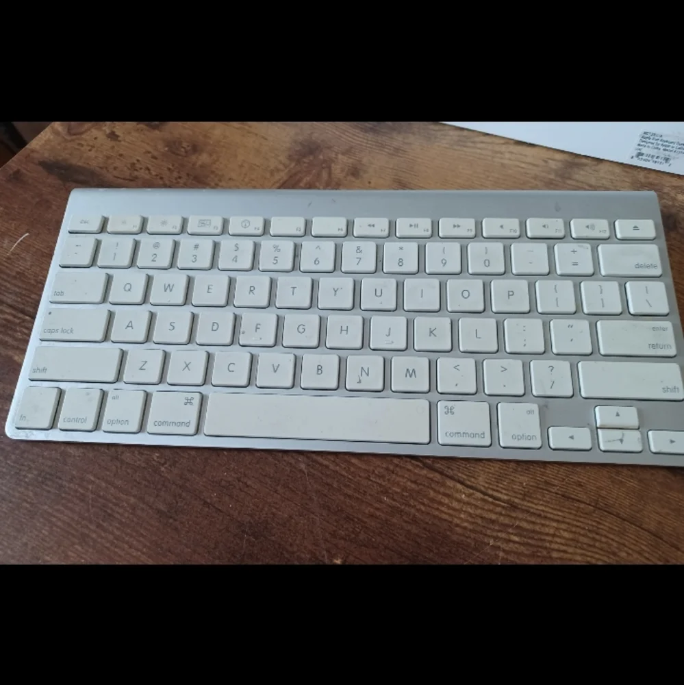 Apple Wireless Keyboard with Bluetooth - Silver (Renewed)